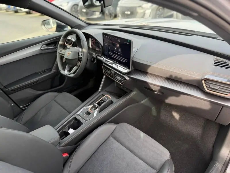 Intérieur côté conducteur du CUPRA Formentor 2.0 TDI 150ch 2026 avec tableau de bord moderne et écran tactile central.