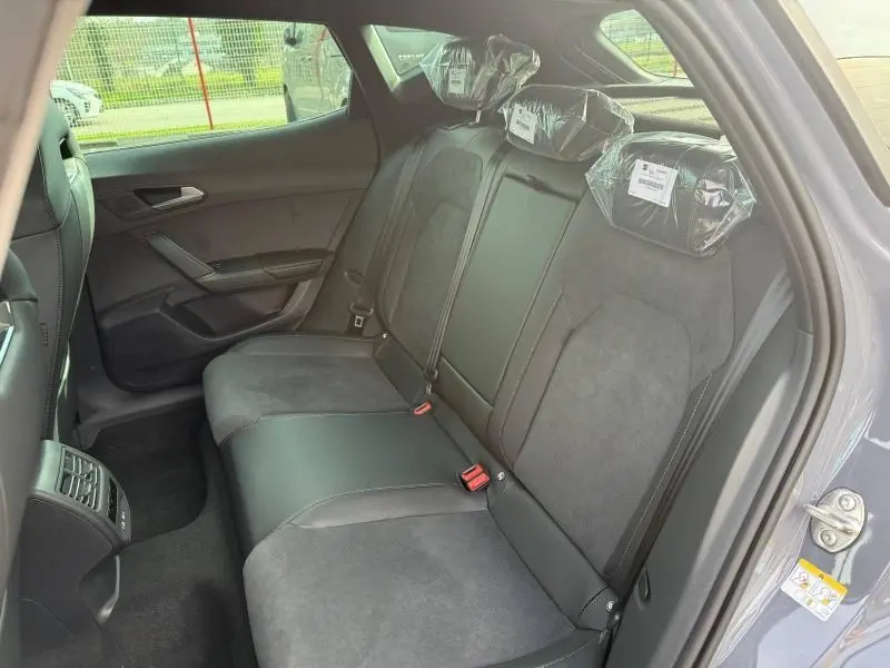 Vue intérieure côté droit des sièges arrière noirs d'une CUPRA Formentor 2.0 TDI 150ch 2026 avec appuie-têtes protégés.