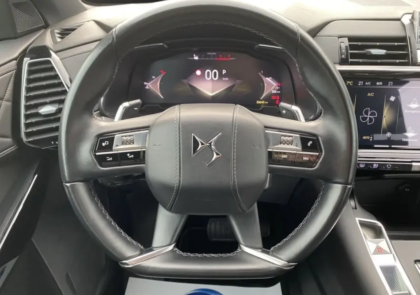 Vue rapprochée du volant cuir noir et du tableau de bord numérique du DS7 Crossback Bleu 2024.