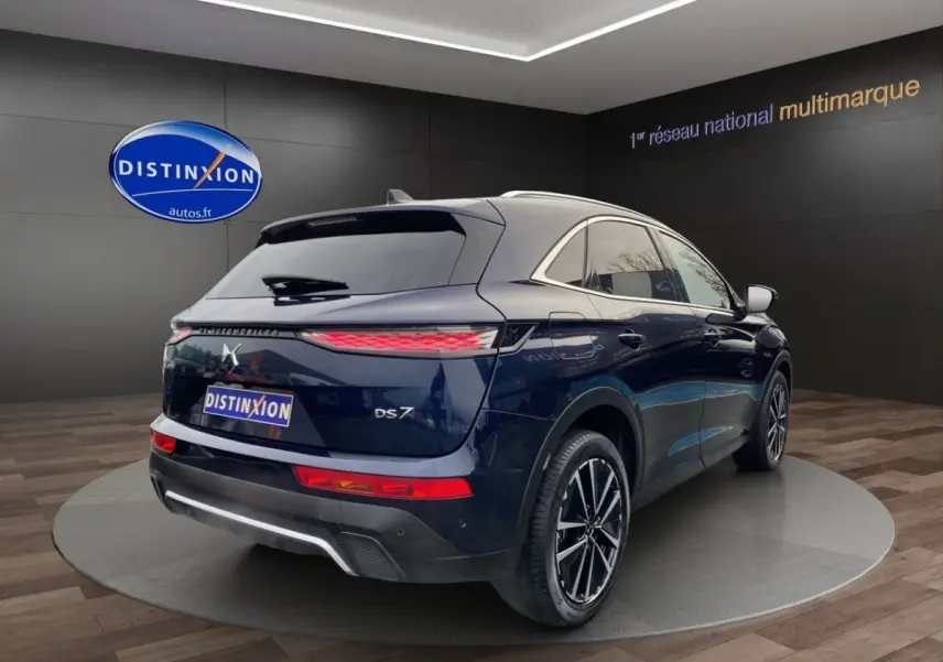 DS7 Crossback bleu vue 3/4 arrière droit, feux arrière LED fins et jantes alliage noires et argentées.