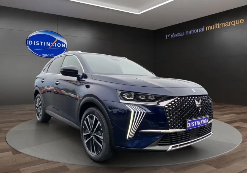 DS7 Crossback bleu en 3/4 avant droit, avec calandre distinctive et feux LED en forme de V lumineux.