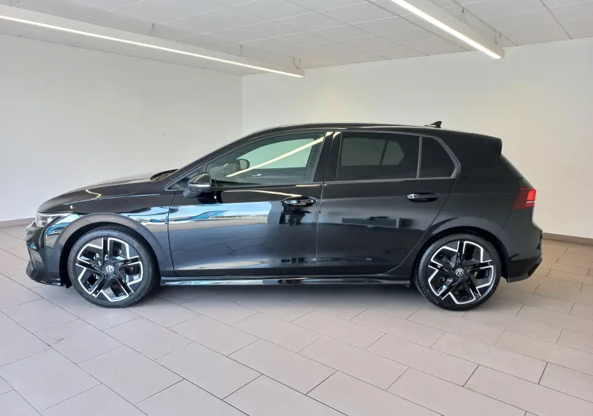 Profil droit de la Volkswagen Golf 1.5 eTSI 150 DSG7 R-Line Edition noire, avec jantes alliage et vitres teintées.