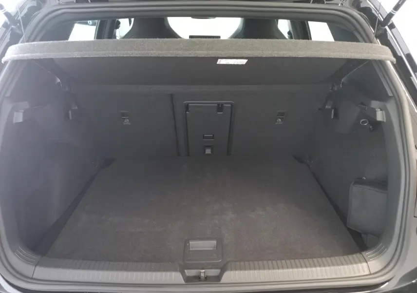 Coffre ouvert de la Volkswagen Golf 1.5 eTSI 150 DSG7 R-Line Edition noir Ébène, montrant l'espace de chargement intérieur.