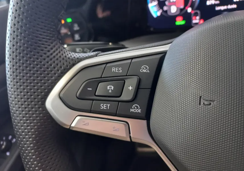 Gros plan sur les commandes à gauche du volant perforé d’une Volkswagen Golf 1.5 eTSI 2025 finition R-Line.