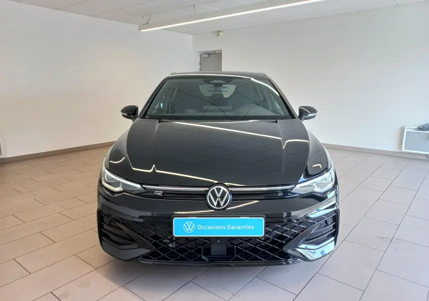 Volkswagen Golf 1.5 eTSI R-Line Edition noir Ébène vue de face en intérieur avec calandre et logo distinctifs.