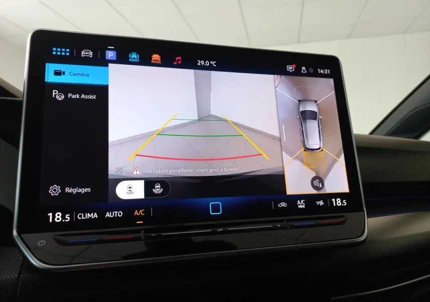 Écran tactile intérieur montrant la caméra 360° du Volkswagen Golf Noir Ébène en vue arrière et vue aérienne.