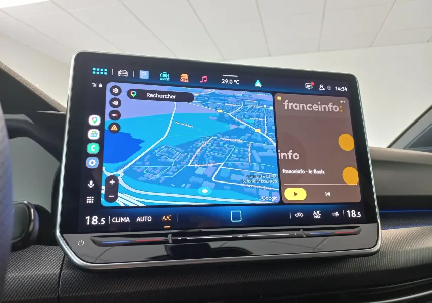 Écran tactile central de la Volkswagen Golf 1.5 eTSI 2025 affichant la navigation et l'info radio franceinfo.