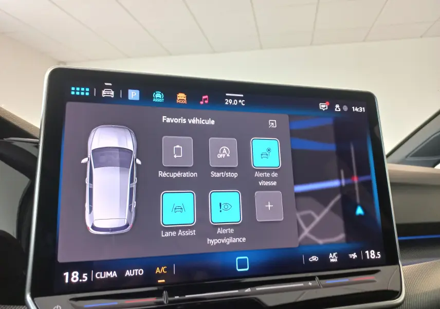 Écran tactile intérieur de la Volkswagen Golf 1.5 eTSI 2025 affichant les aides à la conduite et la température à 18,5°C.