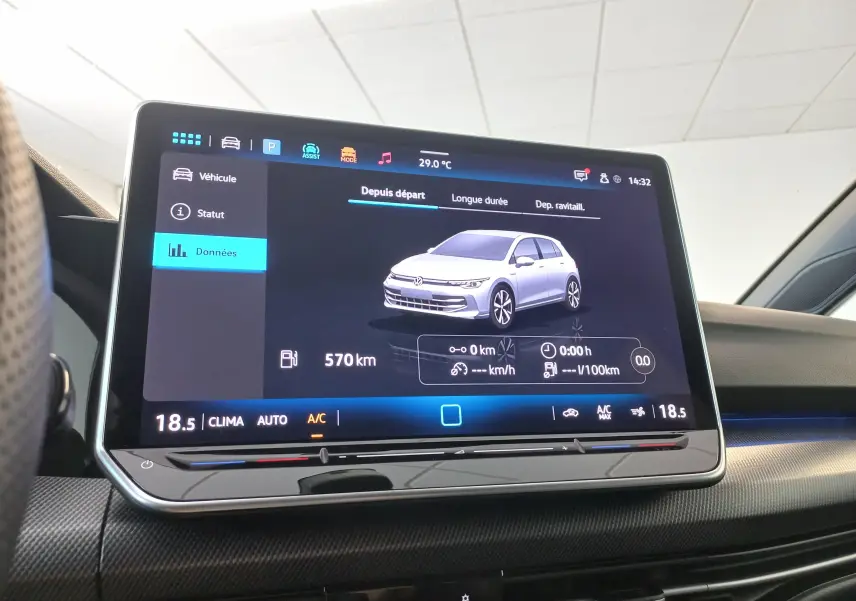 Écran tactile intérieur affichant les données de la Volkswagen Golf 2025, version R-Line, avec interface moderne.