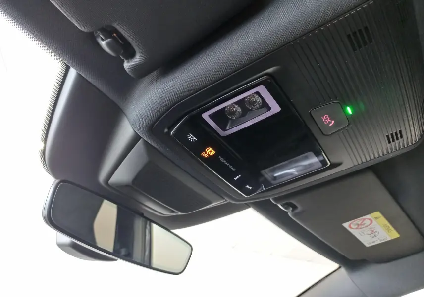 Vue intérieure du plafonnier noir avec commandes d'éclairage et bouton SOS de la Volkswagen Golf 1.5 eTSI 2025.