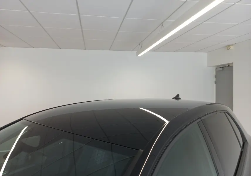 Toit et partie supérieure côté droit d'une Volkswagen Golf 1.5 eTSI 150 DSG7 R-Line Edition noir ébène en intérieur.