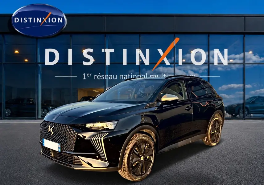 DS7 1.5 BlueHDi 130 noir en 3/4 avant droit, avec calandre distinctive et jantes noires brillantes.