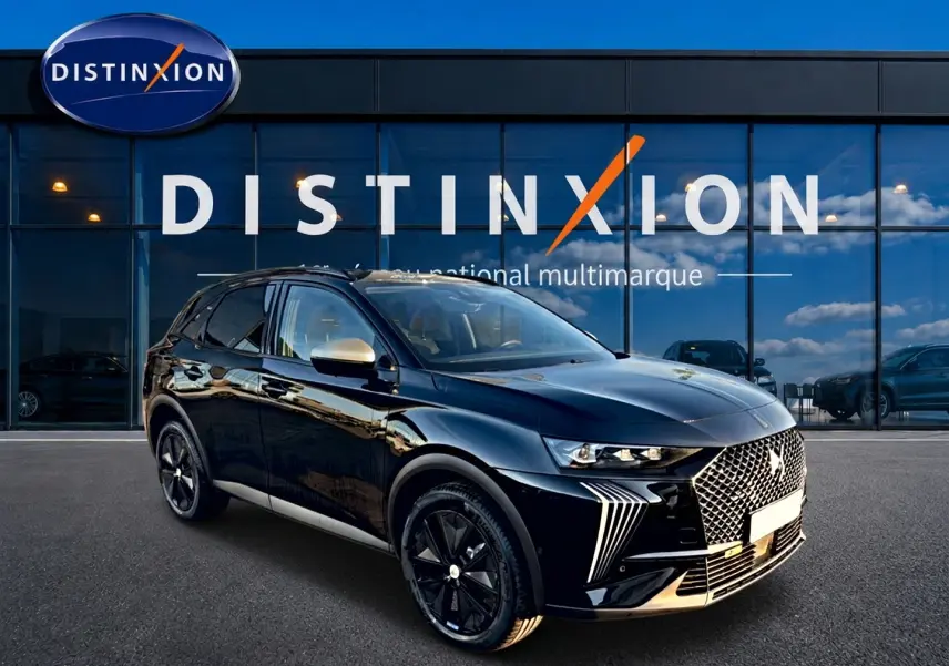 DS7 1.5 BlueHDi 130 noir vue 3/4 avant droit, avec calandre distinctive et jantes noires brillantes.
