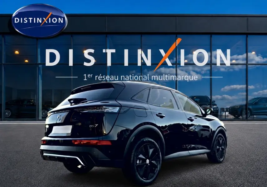 DS7 1.5 BlueHDi 130 noir, vue 3/4 arrière droit, jantes noires et feux arrière LED distinctifs.