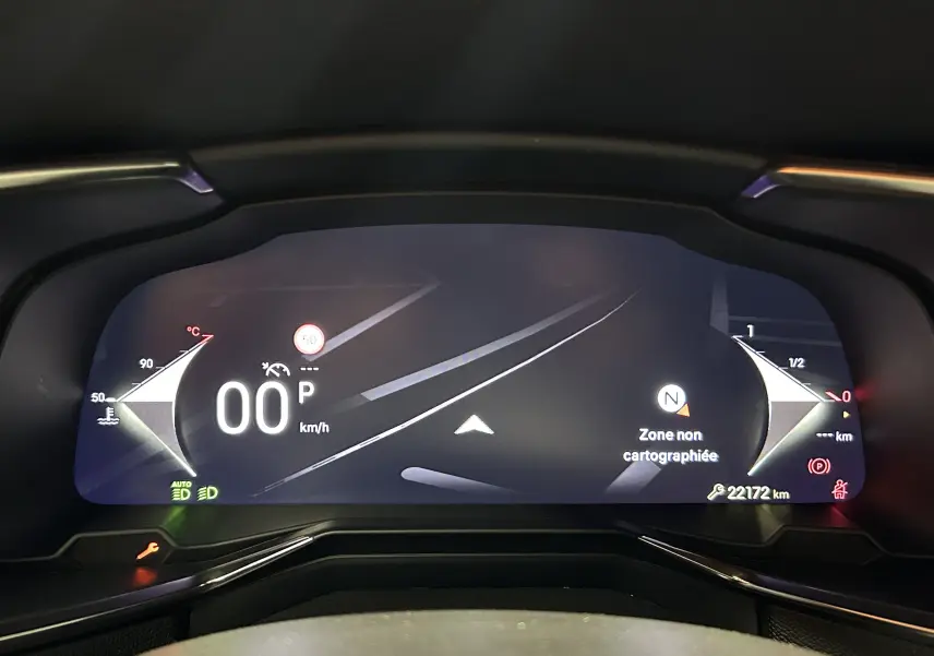 Tableau de bord numérique du DS7 2024 en mode veille avec affichage de la vitesse à 0 km/h et indication GPS "zone non cartographiée".
