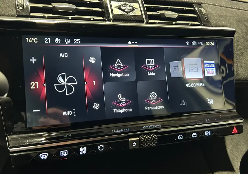 Vue rapprochée de l’écran tactile central du DS7 2024, affichant la climatisation et le menu multimédia.