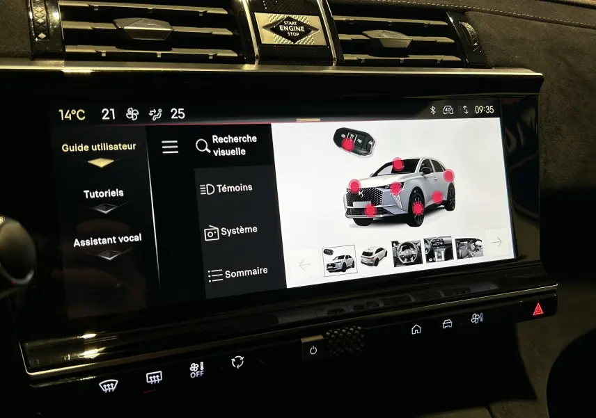 Écran tactile intérieur montrant l'interface du DS7 2024 en couleur Cristal Pearl avec options et guide utilisateur.