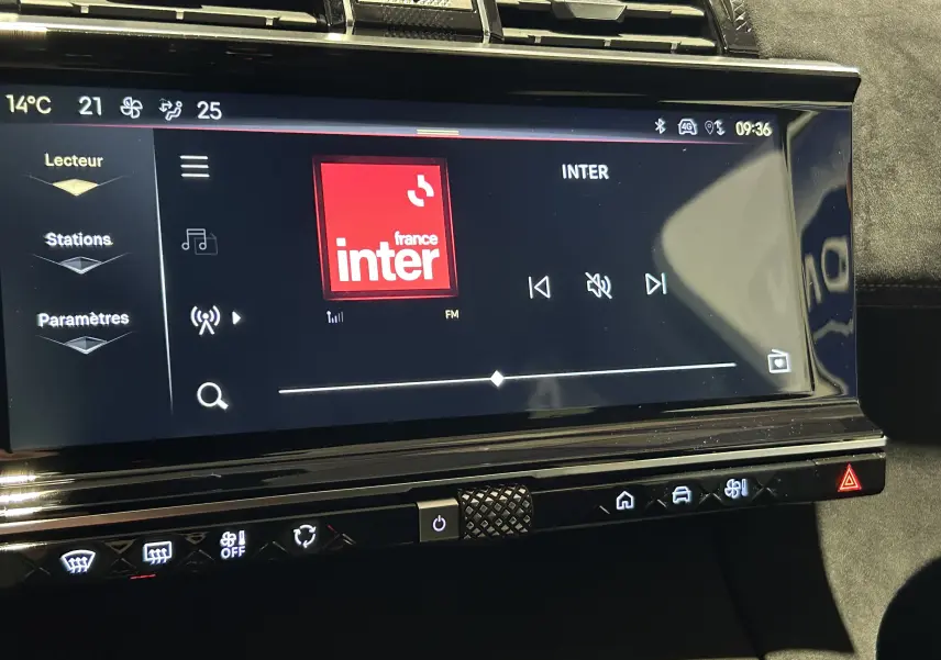 Écran tactile central du tableau de bord du DS7 2024, affichant la radio France Inter avec commandes tactiles et boutons lumineux.