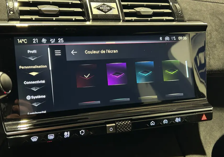 Écran tactile central du DS7 2024 en vue rapprochée, affichant les options de couleur d'écran avec interface noire brillante.