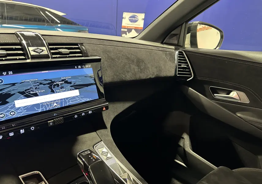 Vue intérieure côté passager du DS7 2024 avec tableau de bord noir, écran GPS tactile et garnitures en alcantara.