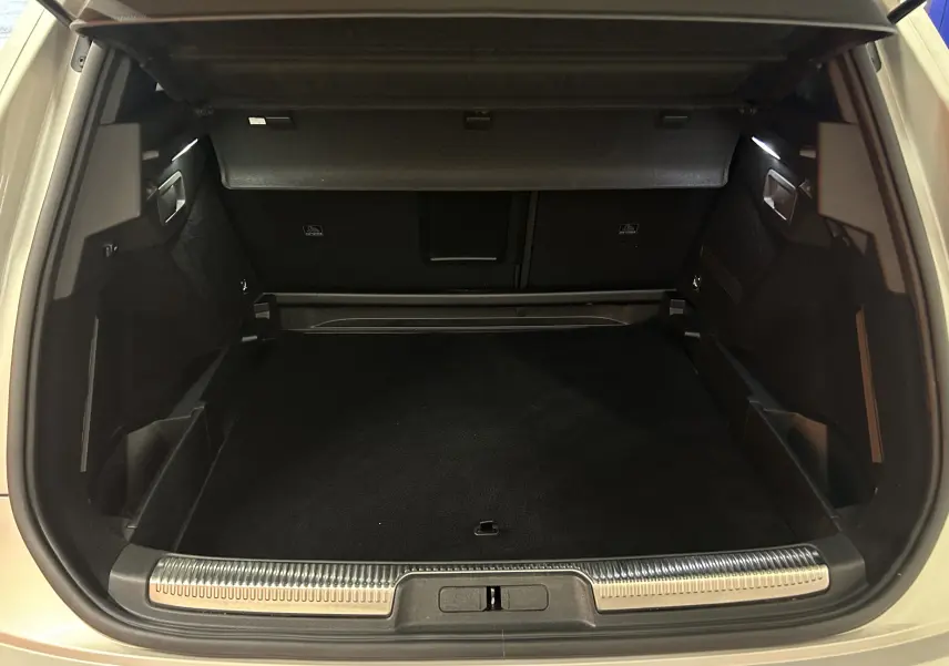 Coffre ouvert vu de l'arrière du DS7 Cristal Pearl 2024, montrant un espace de chargement propre et bien fini.