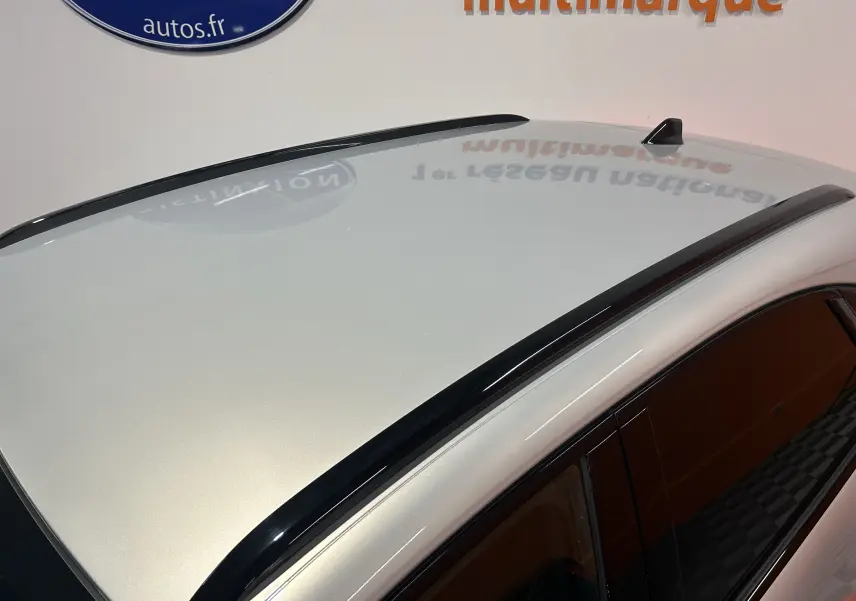 Vue en plongée du toit cristal pearl du DS7 2024 avec barres de toit noires et antenne requin.
