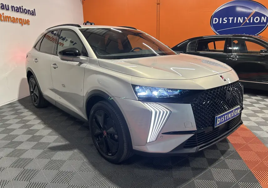 DS7 BlueHDi 130 2024 en Cristal Pearl, vue 3/4 avant gauche avec phares LED et jantes noires distinctives.