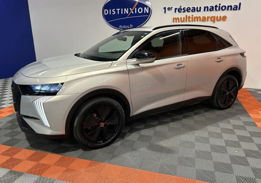 DS7 BlueHDi 130 en cristal pearl, vue 3/4 avant droit, jantes noires et feux LED distinctifs allumés.