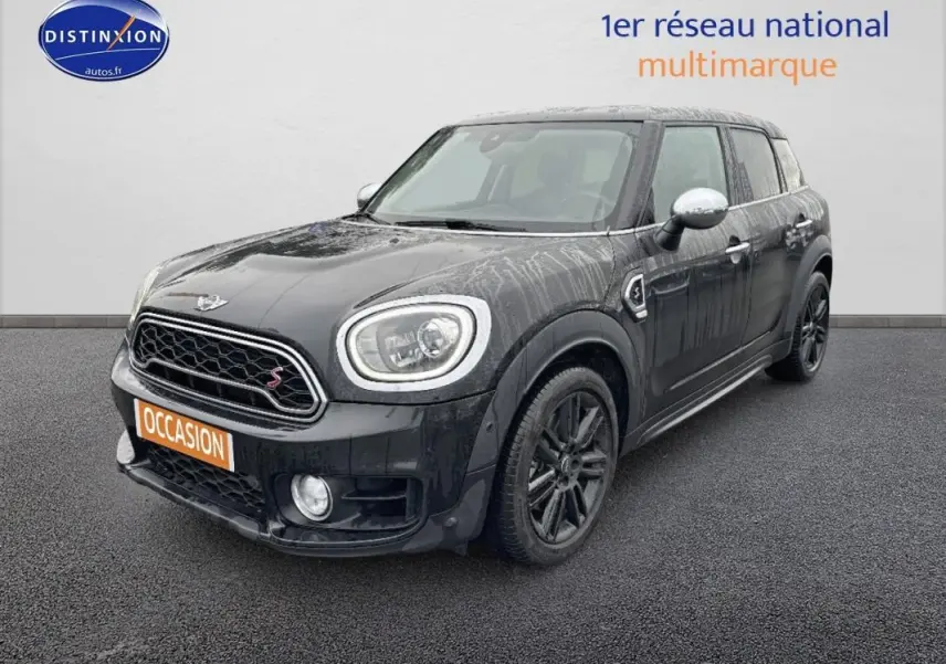 Vue 3/4 avant droite d'une MINI Countryman noire avec jantes alliage noires et rétroviseurs chromés.