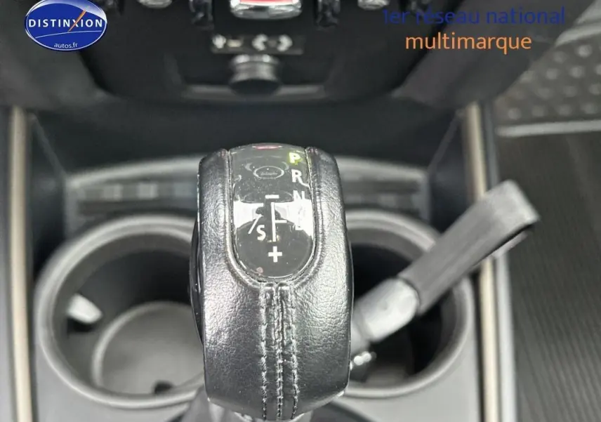 Le levier de vitesses en cuir noir de la MINI Countryman F60, vue rapprochée centrée sur la console.