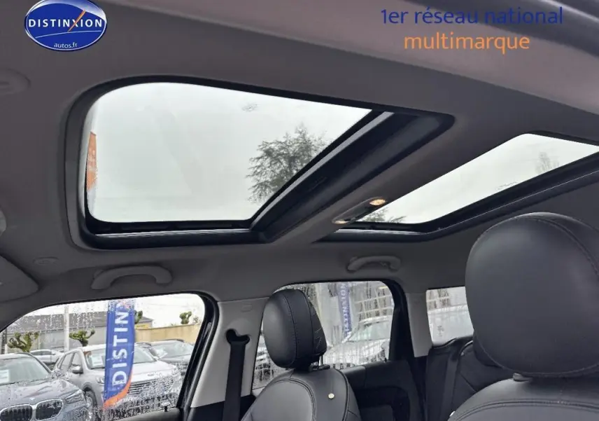 Vue intérieure du toit ouvrant panoramique et des sièges avant en cuir noir du MINI Countryman F60 2018.