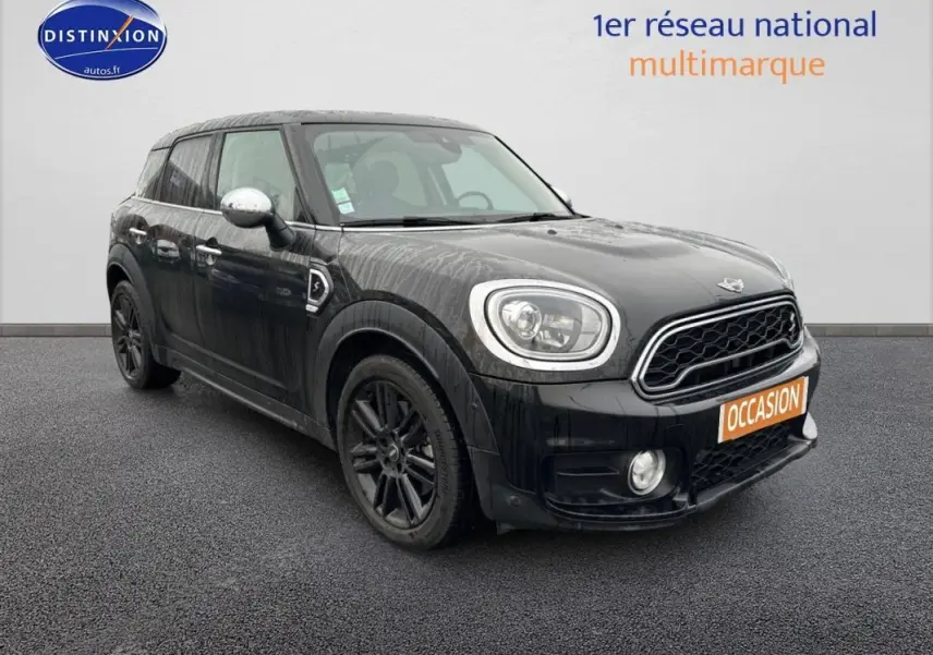 Vue 3/4 avant gauche d'une MINI Countryman noire avec jantes alliage noires et calandre chromée.