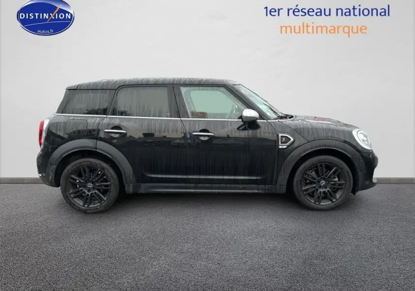 Profil côté gauche d'une MINI Countryman noire 2018 avec jantes alliage noires et rétroviseurs chromés.