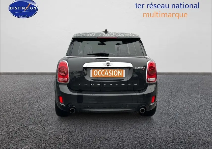 Vue arrière d'une MINI Countryman noire F60 Cooper S avec double sortie d'échappement et toit ouvrant panoramique.