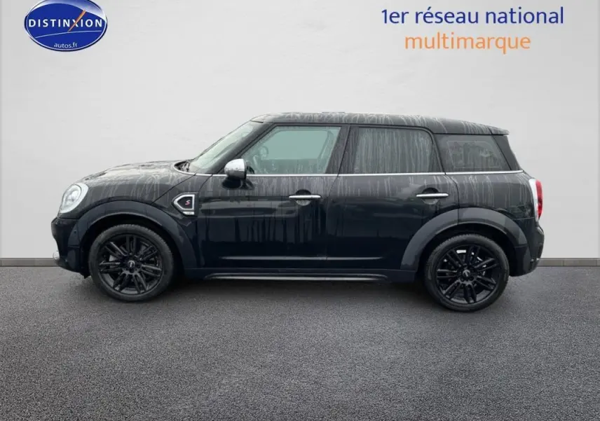 Profil droit d’un MINI Countryman noir 2018 avec jantes alliage noires et coques de rétroviseurs chromées.