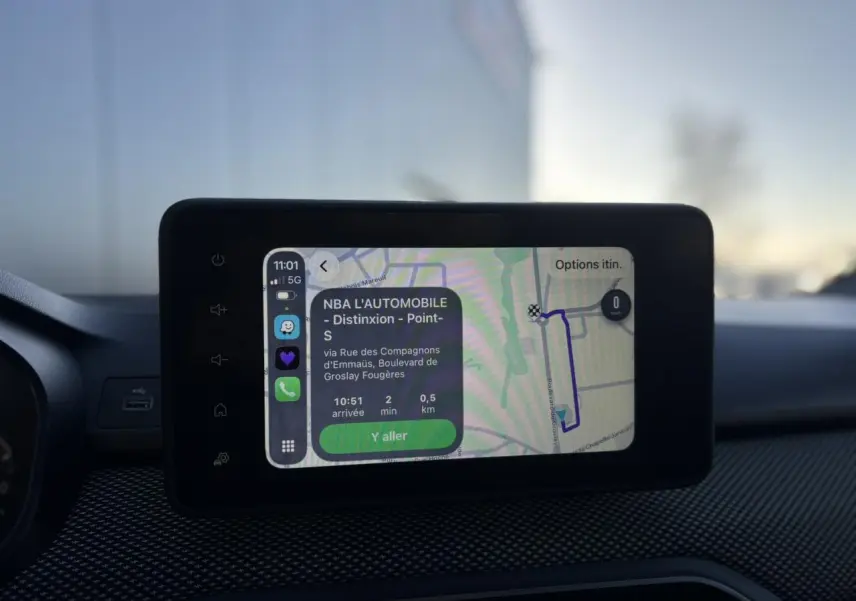 Écran tactile multimédia 8 pouces affichant la navigation Apple Car Play dans un Dacia Jogger 2025, intérieur noir.