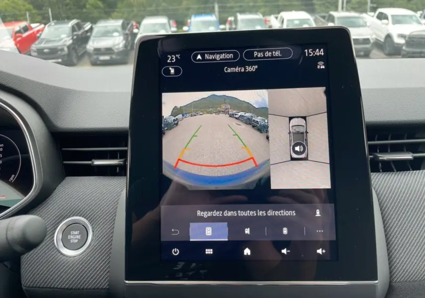 Vue intérieure centrée sur l'écran tactile affichant la caméra 360° de la Renault Clio gris schiste, avec bouton start/stop visible.