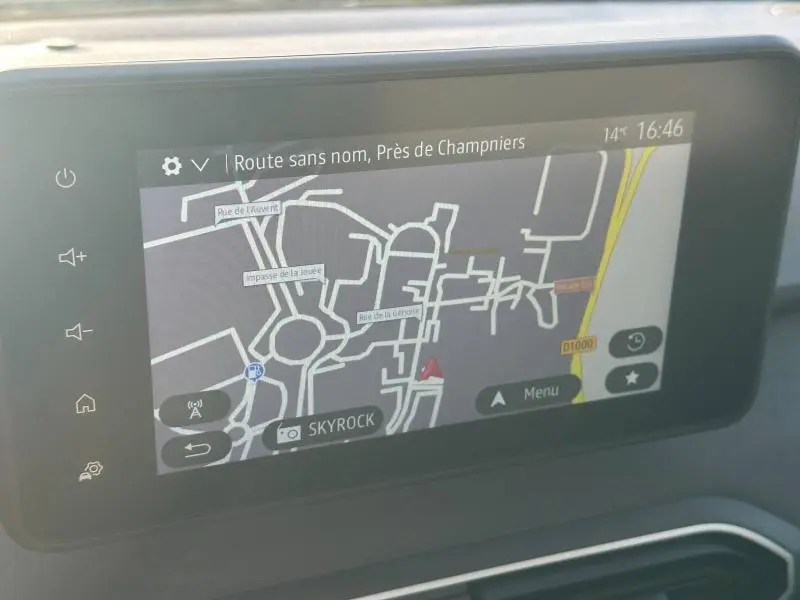 Écran tactile du système de navigation de la Dacia Sandero 2025 affichant une carte routière en intérieur véhicule.