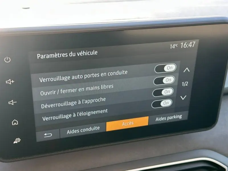 Écran tactile du tableau de bord du Dacia Sandero 2025 affichant les paramètres d’accès et de verrouillage des portes.
