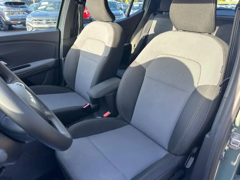 Vue intérieure des sièges avant gris et noir du Dacia Sandero 2025, version Stepway Extreme, avec accoudoir central.