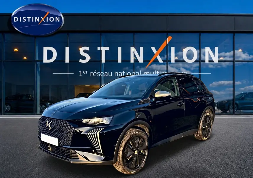 DS7 1.5 BlueHDi noir en 3/4 avant droit, avec calandre distinctive et jantes noires brillantes devant showroom Distinxion.