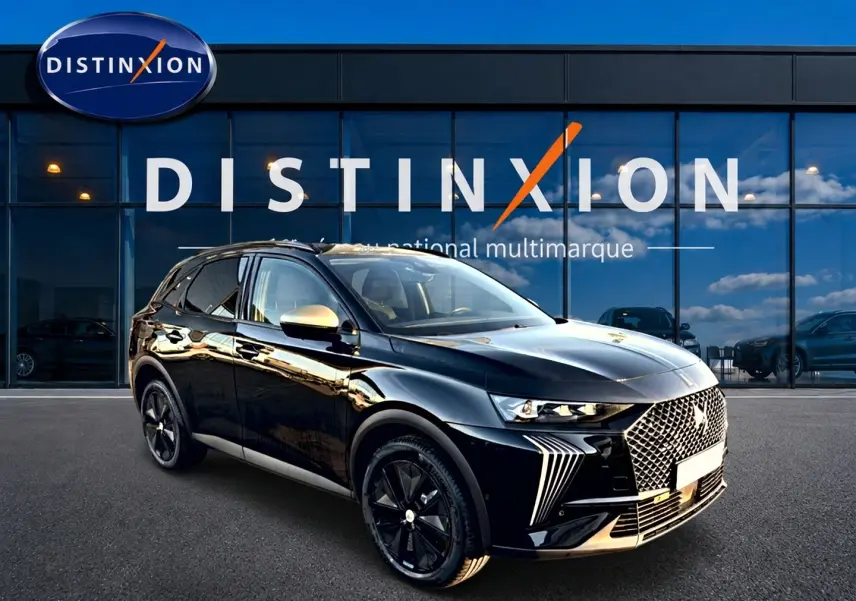 DS7 1.5 BlueHDi 130 noir en 3/4 avant droit, avec calandre distinctive et jantes noires brillantes.