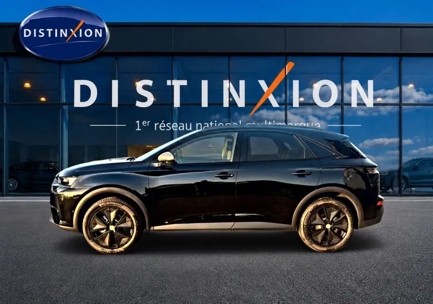 Vue de profil côté gauche du SUV DS7 noir 2026, soulignant ses jantes alliage noires et ses lignes élégantes.