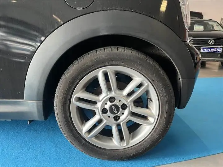 Gros plan sur la roue arrière droite noire d'une MINI Cooper Cabriolet 2012 avec jante argentée à 6 branches.