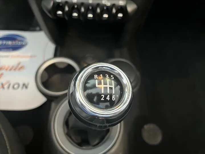 Gros plan sur le levier de vitesses manuel de la MINI Cooper cabriolet noire de 2012, montrant le schéma des 6 rapports.