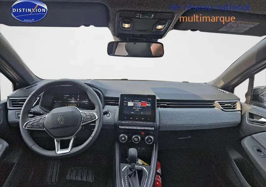 Intérieur avant de la Renault Clio V gris schiste, tableau de bord moderne avec écran tactile et volant multifonction.