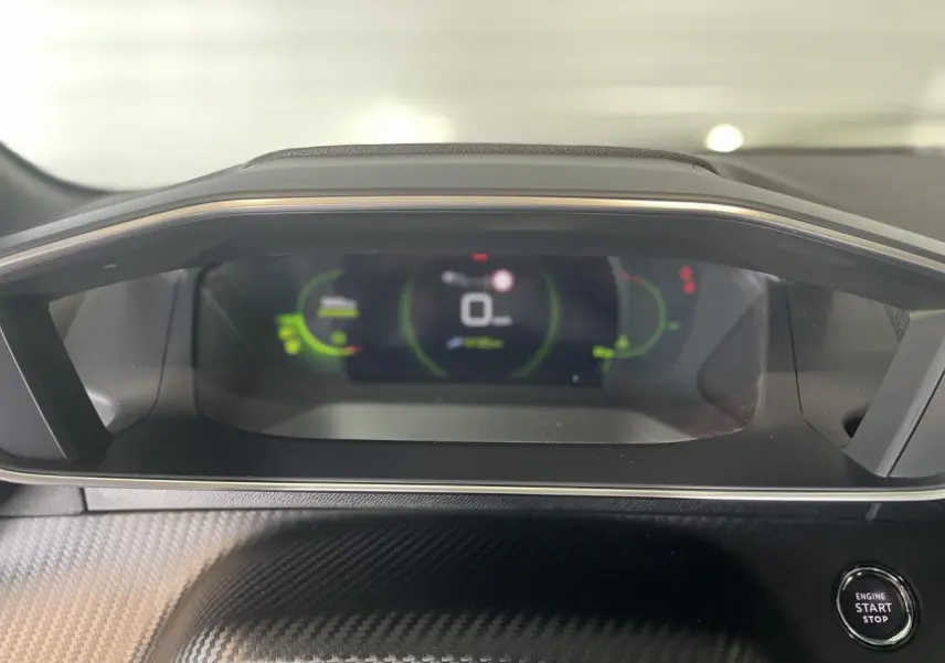 Tableau de bord numérique 3D du Peugeot 208 gris clair, avec bouton démarrage et finition carbone.