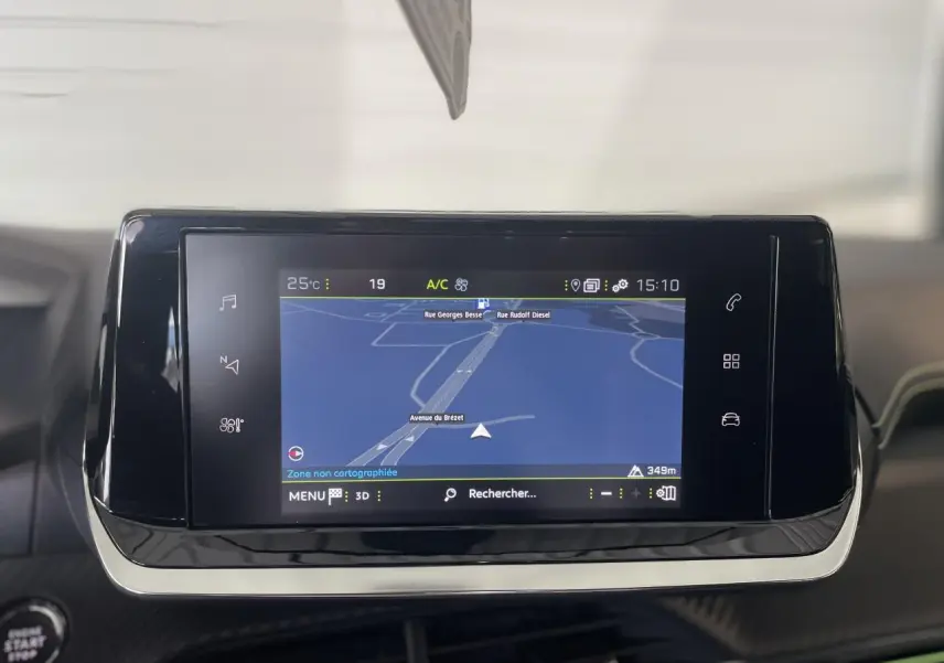 Écran tactile 10 pouces du système de navigation 3D connecté dans le tableau de bord d'une Peugeot 208 gris clair.
