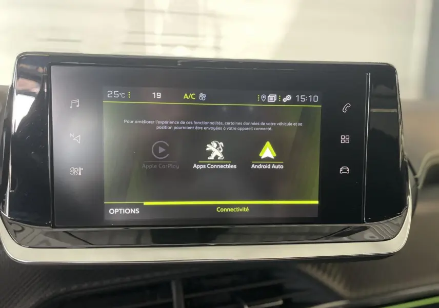Écran tactile 10 pouces du Peugeot 208 2023 affichant les options Apple CarPlay et Android Auto dans l'habitacle.