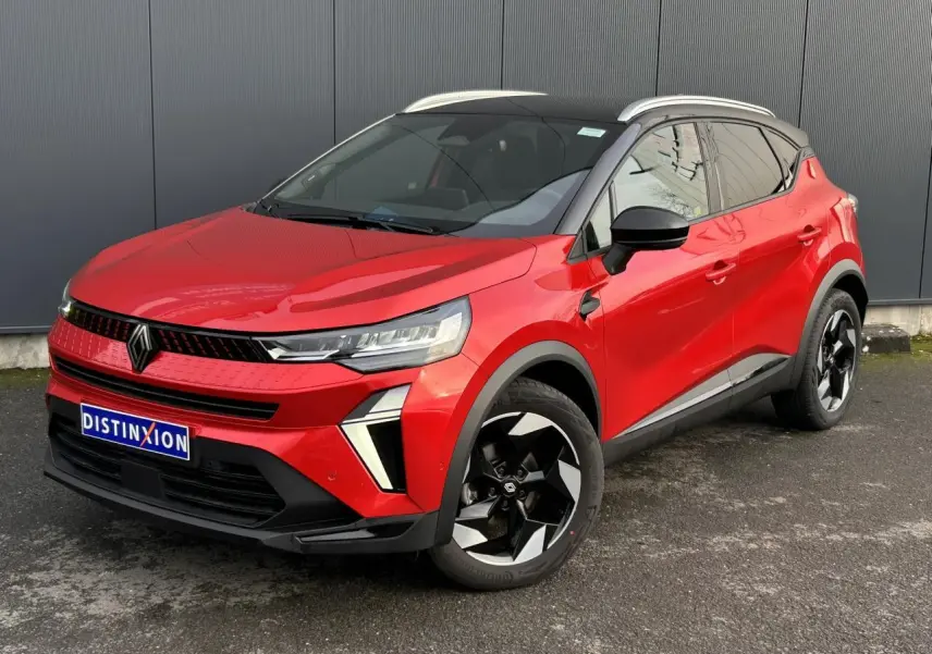 Renault Captur 2025 rouge flamme et noir, vue 3/4 avant droit avec jantes alu diamantées noires et railing de toit alu.